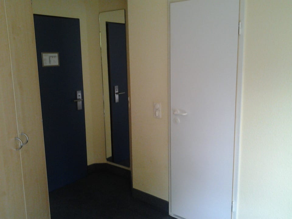 Вход и вход в ванну IntercityHotel Magdeburg