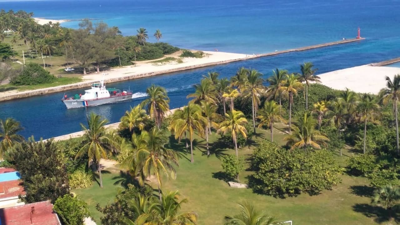 Einfahrtr Kanal Hotel Puntarena Playa Caleta