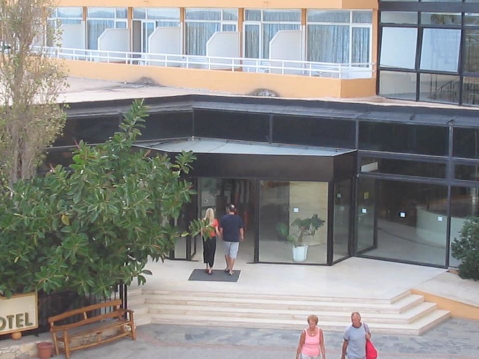 Hoteleingang Eri Beach & Village