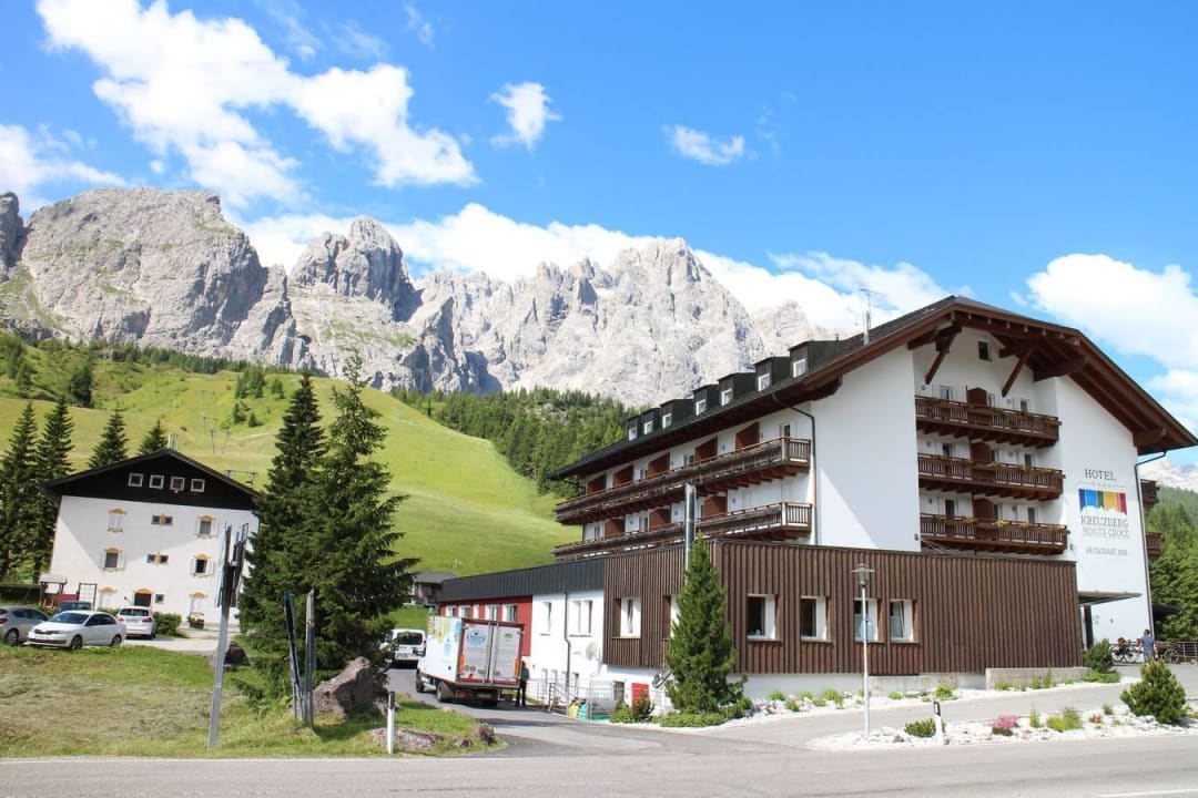 Berge direkt hinter dem Hotel... Hotel Kreuzberg Monte Croce