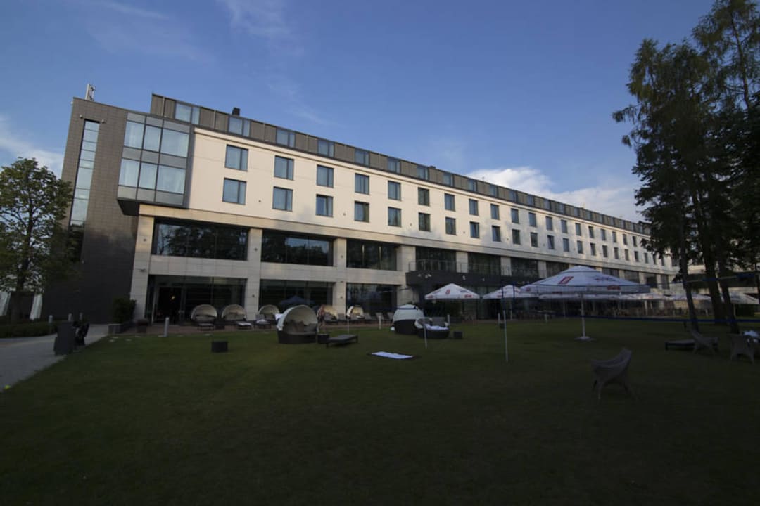 Widok zewnętrzny od strony placu zabaw DoubleTree by Hilton Hotel & Conference Centre Warsaw