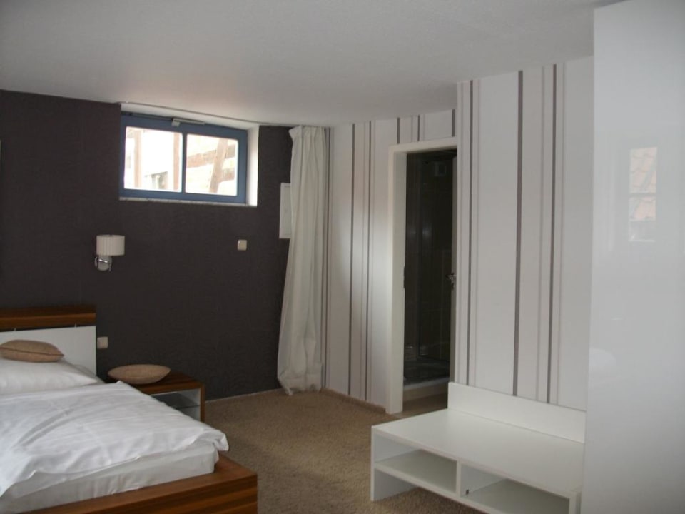 Viele Ablagemöglichkeiten und Fenster im Zimmer Hotel Zum Kanzler