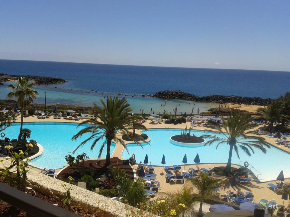 Hinten sieht man die kleine Badebucht Hotel Grand Teguise Playa