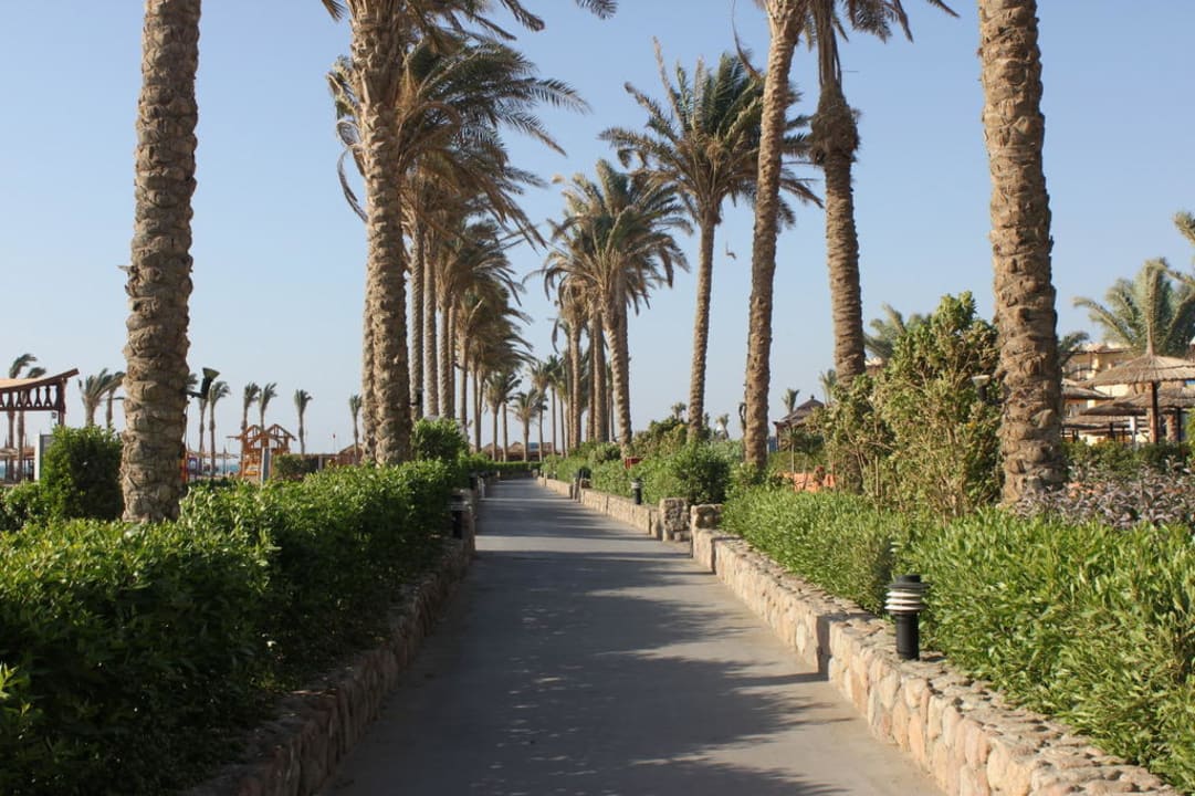 Weg zwischen Strand und Hotelanlagen 4 km lang Sea Beach Aqua Park Resort Managed by Blue Resorts