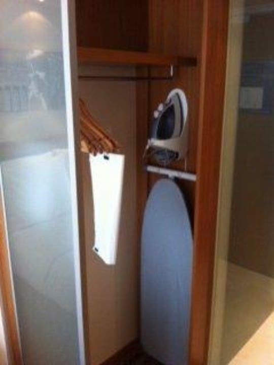 Schrank mit Bügelbrett und Bügeleisen Hampton by Hilton Berlin City West