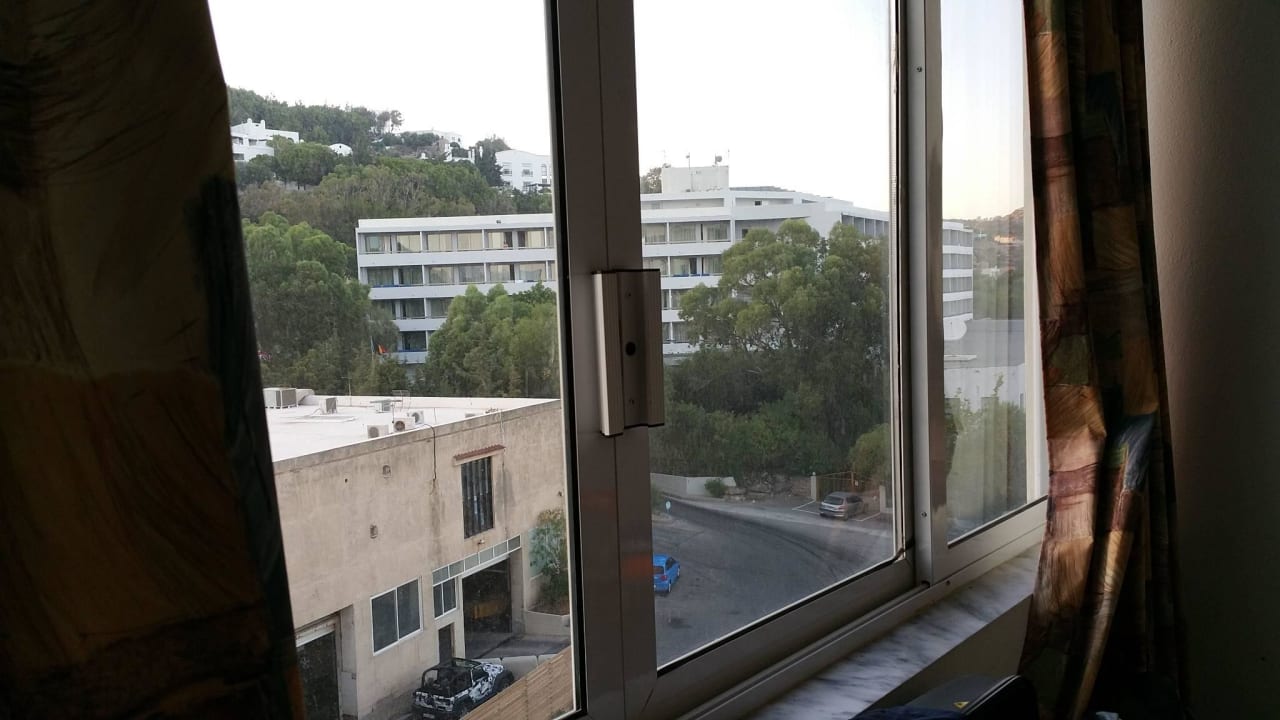Blick auf die Hinterseite des Hotels Olympos Beach Hotel