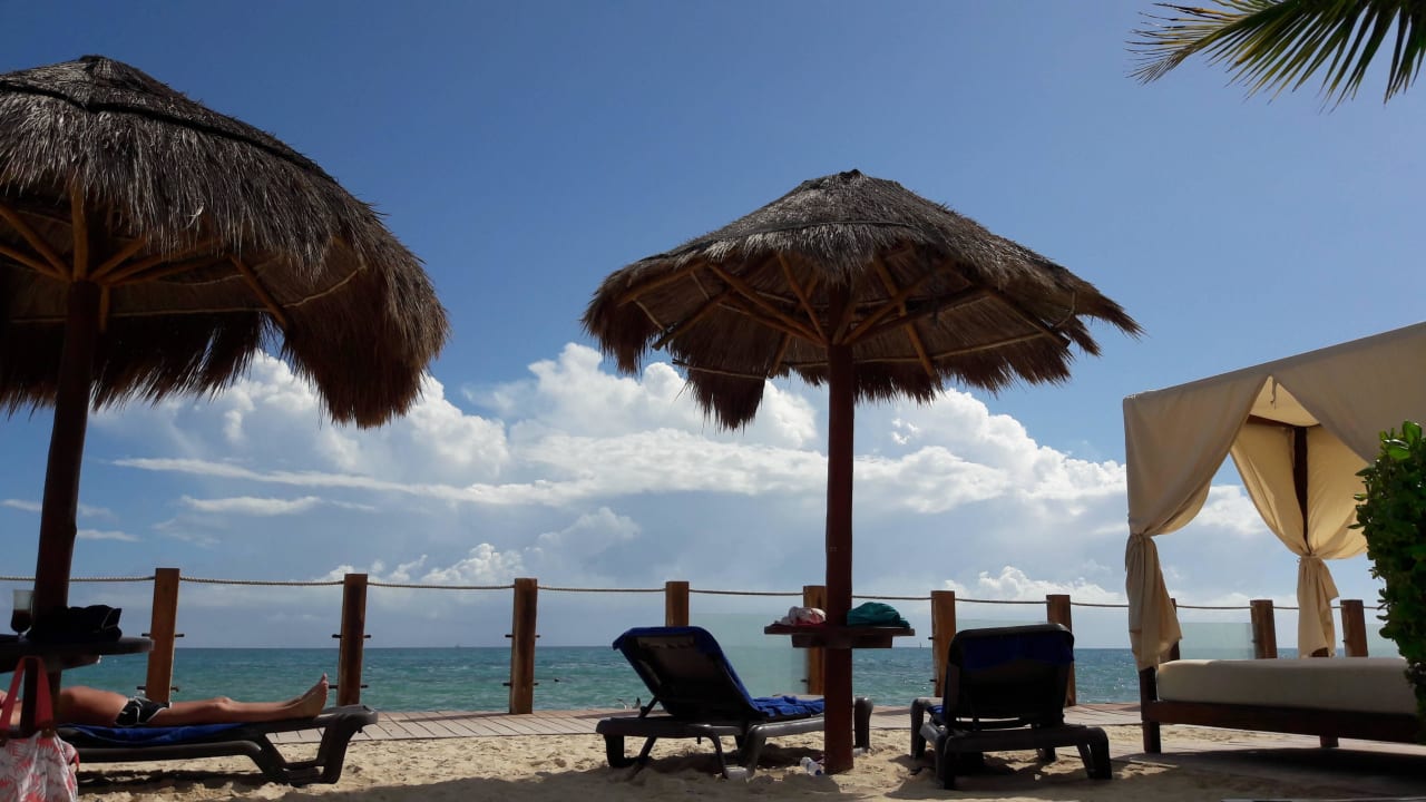 Gepflegter Strand mit genügend Liegen und Schirmen H10 Ocean Maya Royale - Adults only