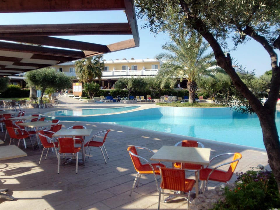 Essbereich am Hauptpool TUI KIDS CLUB Alex Beach