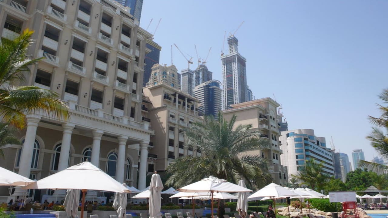 Blick vom Pool auf das Hotel und dahinterliegende The Westin Dubai Mina Seyahi Beach Resort & Marina
