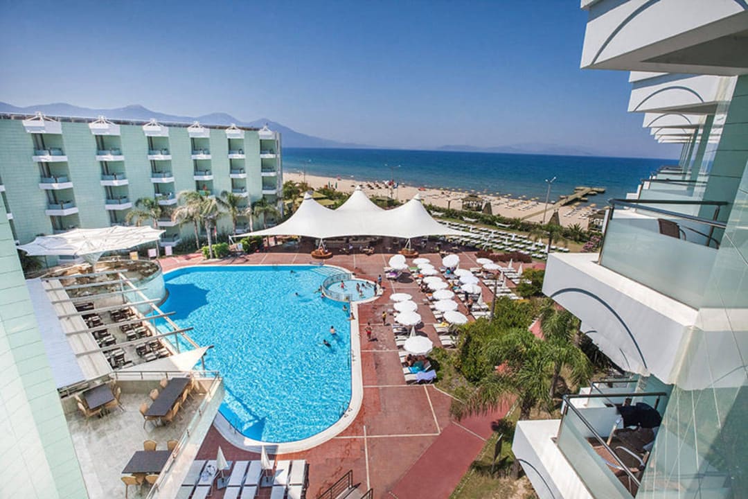 Basen z barem Grand Belish Resort Hotel & Spa