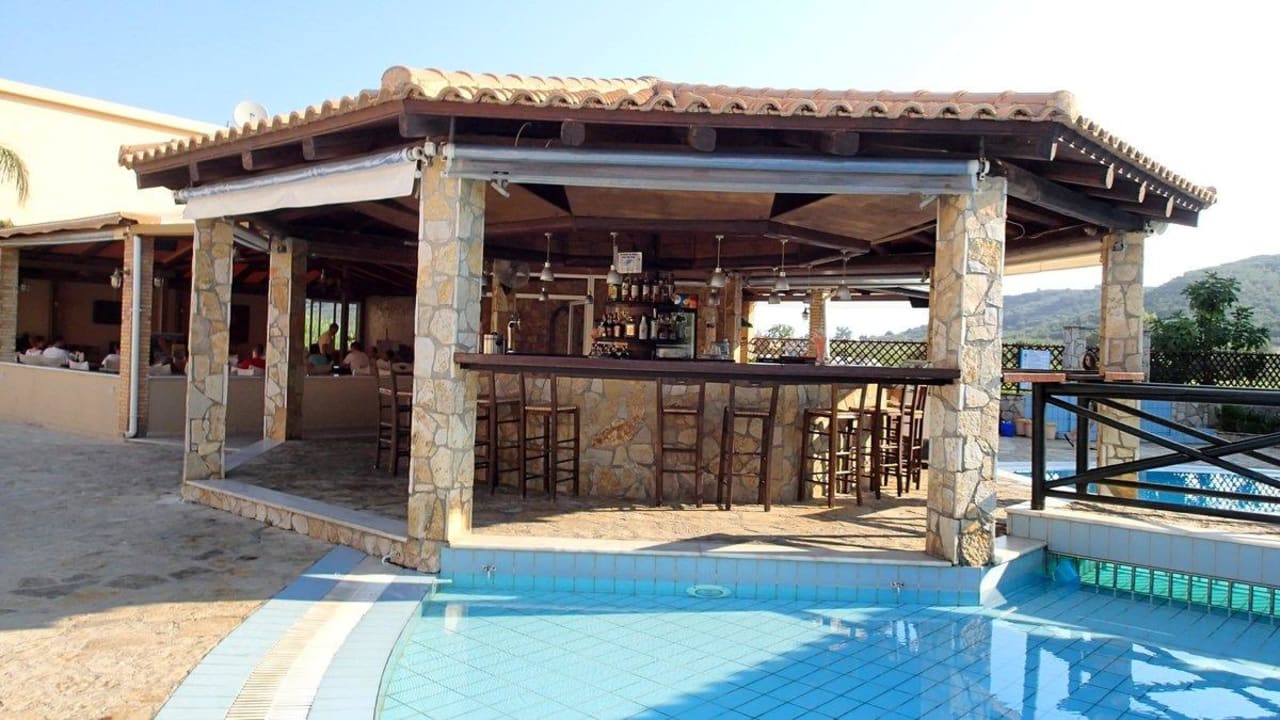 Bar przy basenie Hotel Zante Village