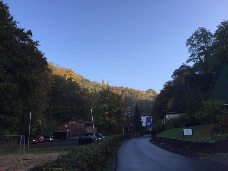 Blick vom Hauptbaus die Straße hoch Hotel Friends Mittelrhein