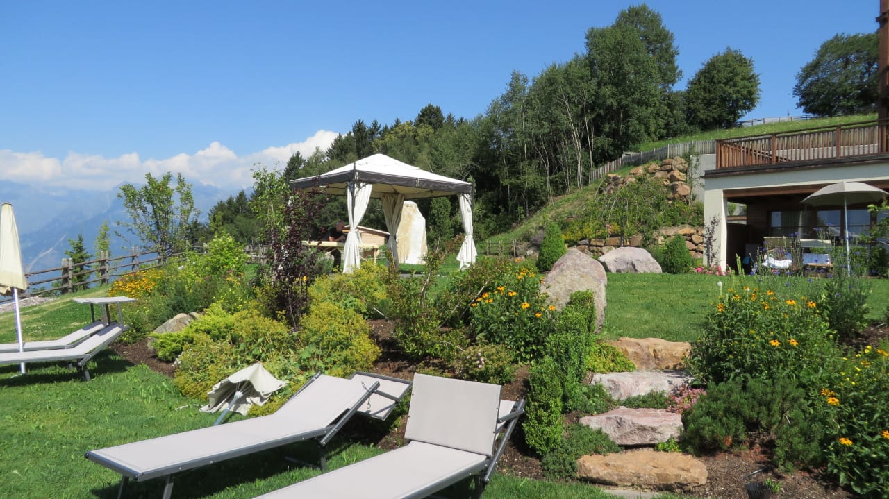 Herrliche Außenanlage Hotel Chalet Mirabell