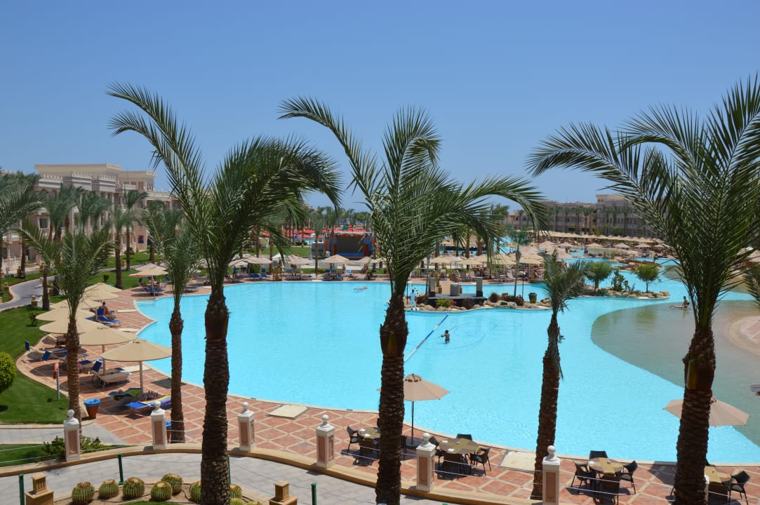 Blick auf einen Teil der Poolanlage Pickalbatros Palace Resort