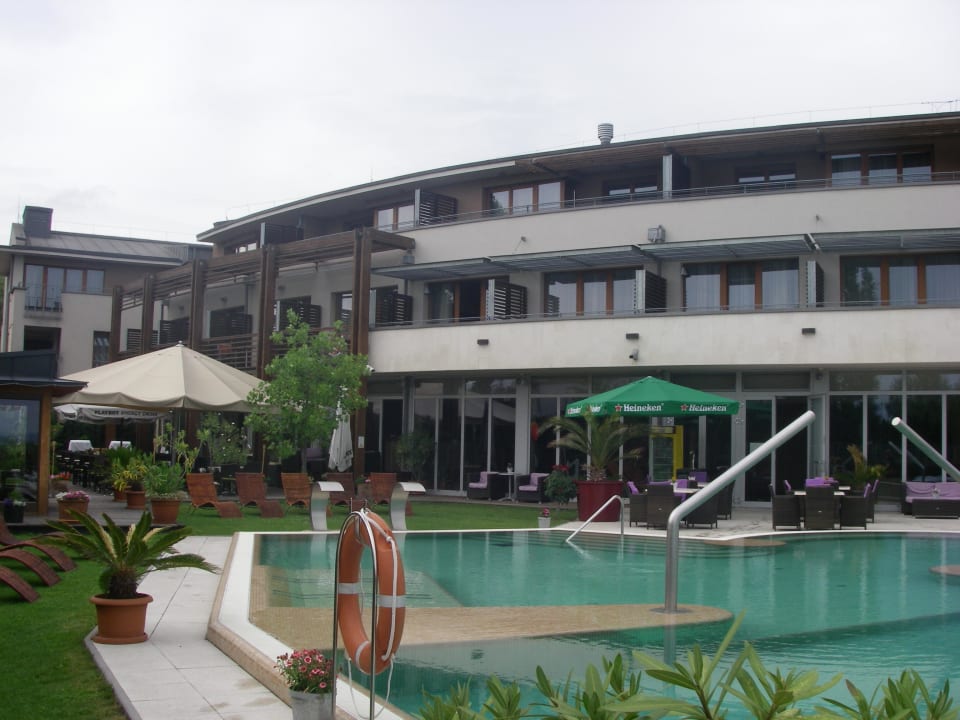 Pool mit Blick auf Luxuszimmer Hotel Golden Lake Resort
