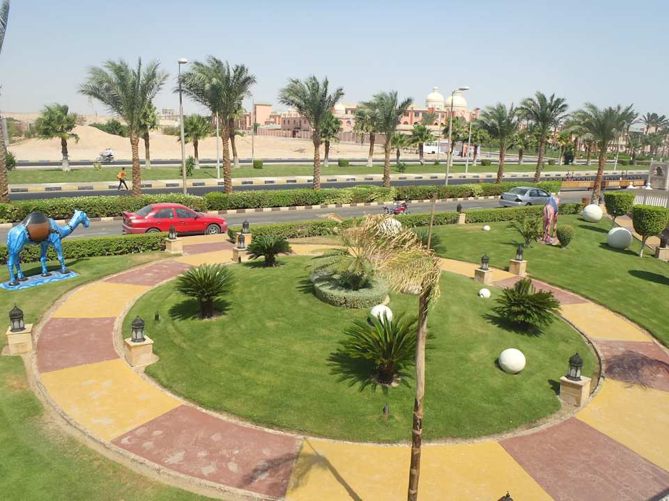 Pred pred hotelom Pickalbatros Palace Resort