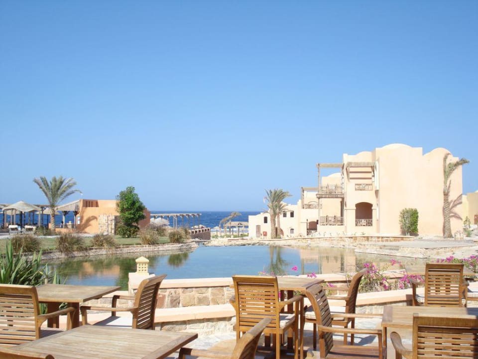Blick vom Restaurant auf die Anlage und das Meer Radisson Blu Resort, El Quseir