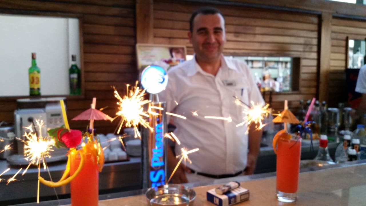 Emre, der Barmann Hotel Grand Side