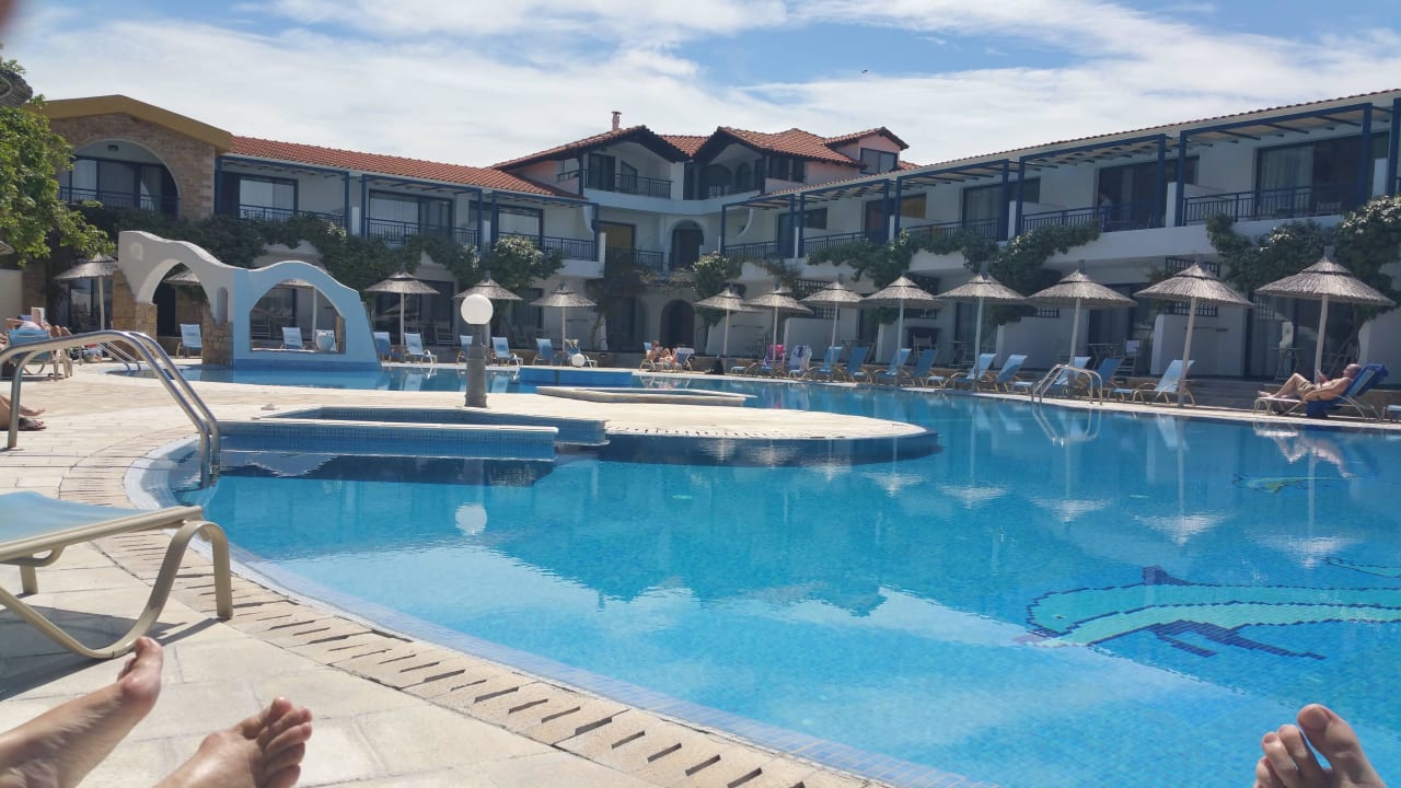 Pool an unserem Zimmer Acrotel Athena Pallas