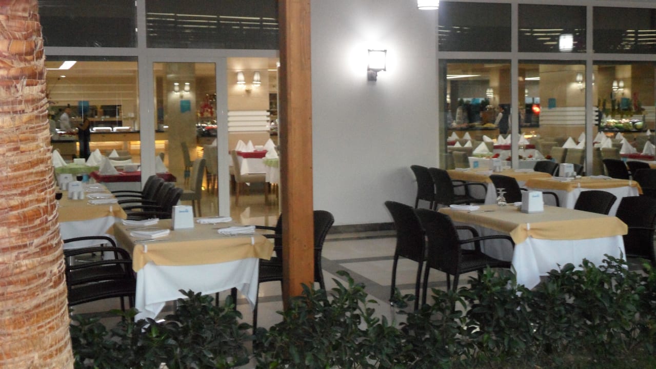 Immer genügend Platz  im Außenbereich Adalya Ocean Deluxe