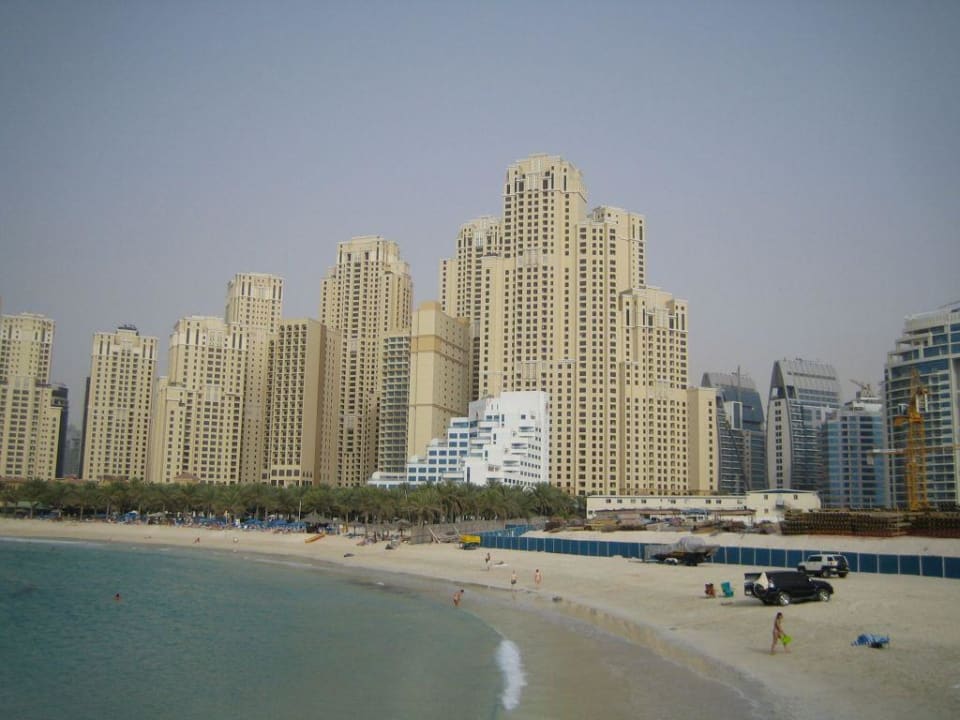 Lage am Strand, im Hintergrund die Skyscraper Wand Sheraton Jumeirah Beach Resort