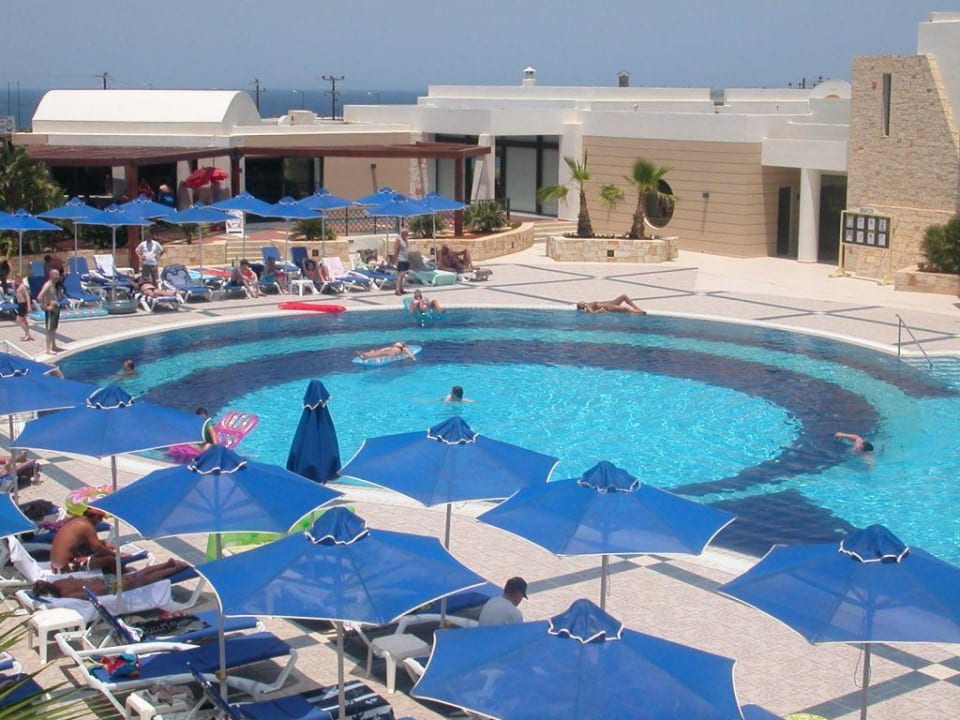 Blick vom Balkon auf den grossen pool Grand Hotel Holiday Resort