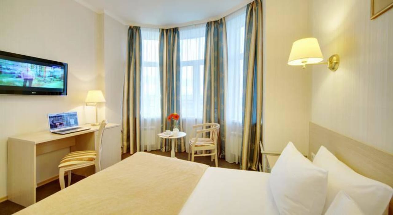 Просторный и светлый номер Hotel Bristol