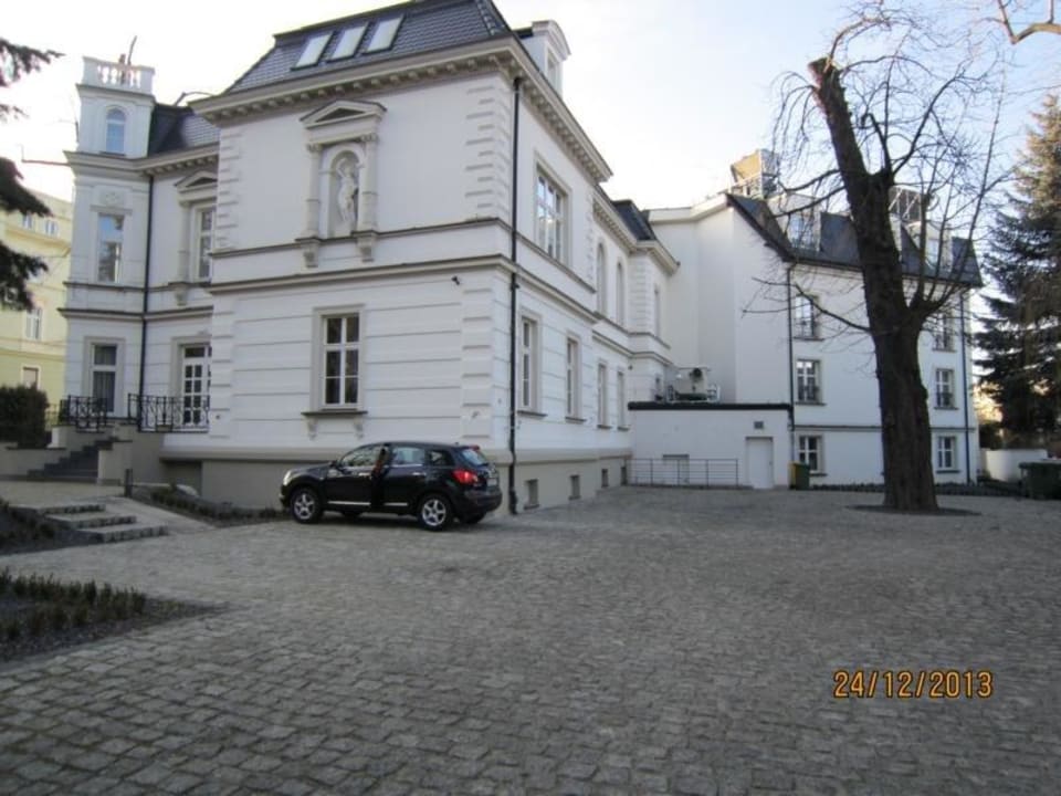 Parkplatz. Red Baron Hotel