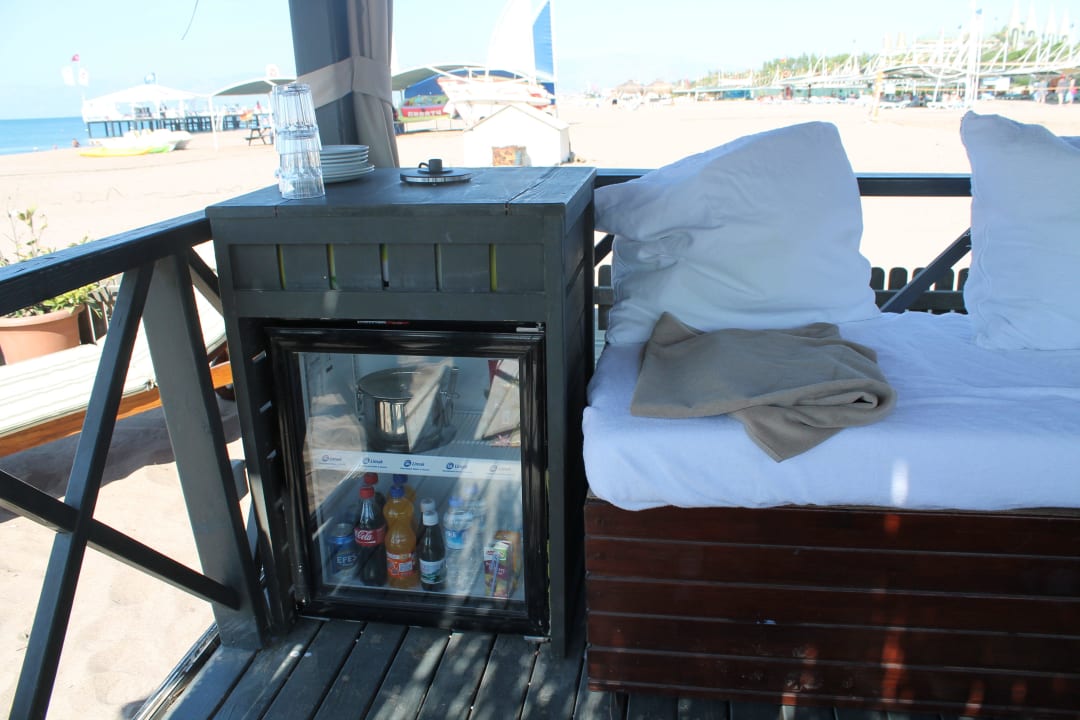 Kühlschrank im Strandpavillon Limak Lara Deluxe Hotel & Resort