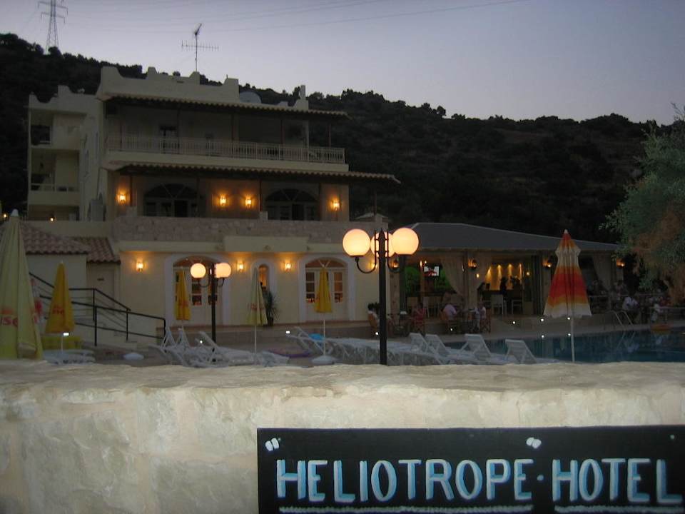 Aussenansicht des Hotels abends  Hotel Heliotrope