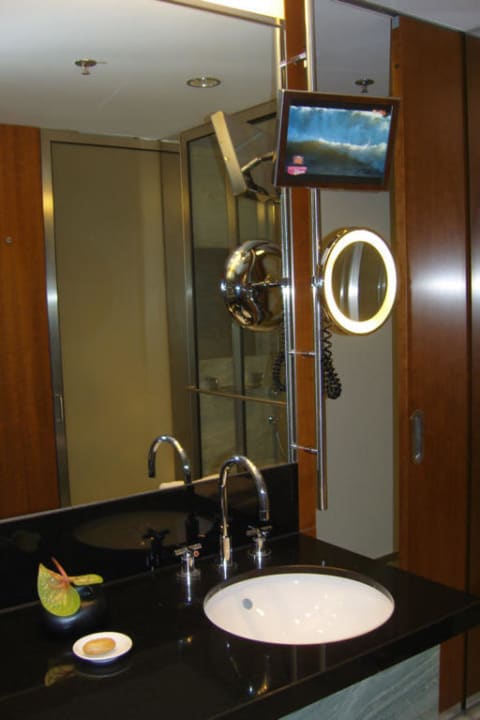 TV im Bad Grand Hyatt Berlin