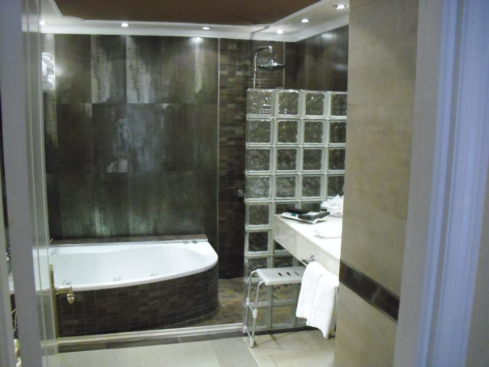 Suite 1307, Badezimmer mit Whirlpool Lago Garden