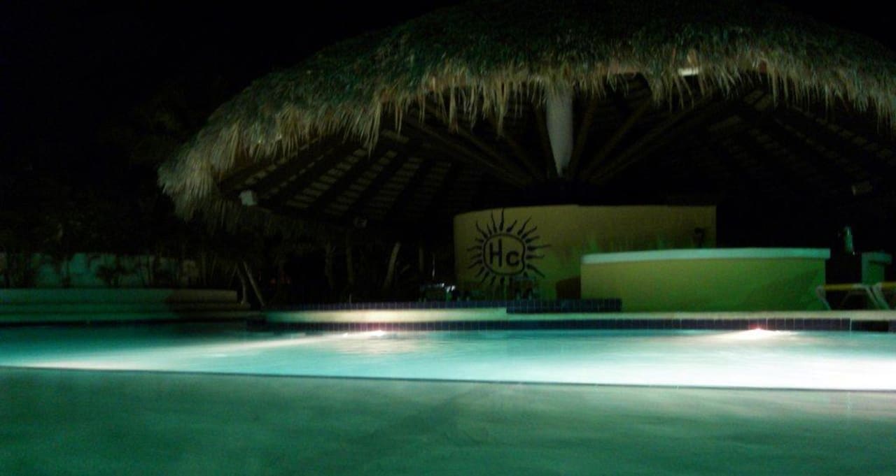 Poolbar bei Nacht Catalonia Punta Cana - All Inclusive