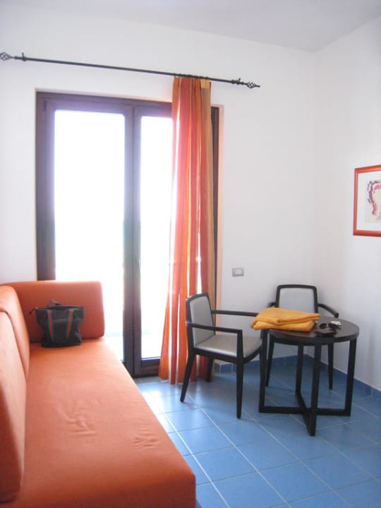 L'anticamera con divano letto e tavolino Hotel La Battigia