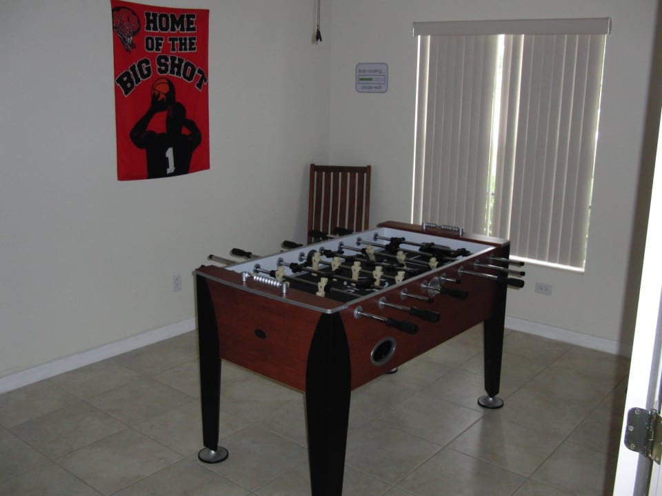 Kicker-Raum mit Dartscheibe Villa April