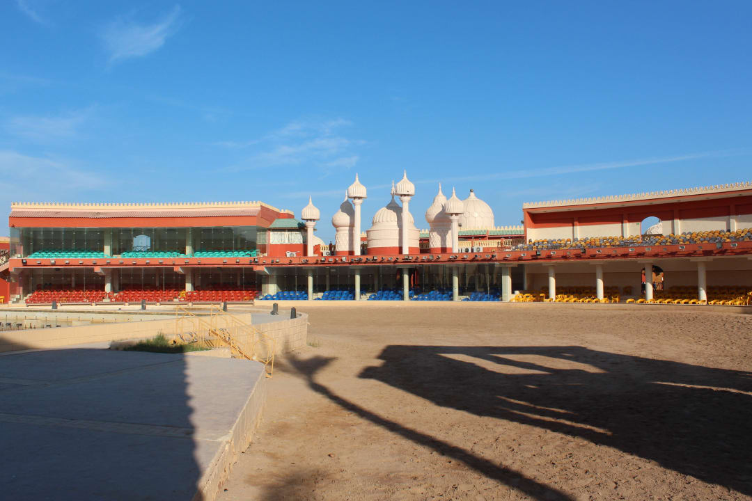 Blick von der Freilichtbühne auf Zuschauerplätze Pickalbatros Alf Leila Wa Leila Resort - Neverland Hurghada