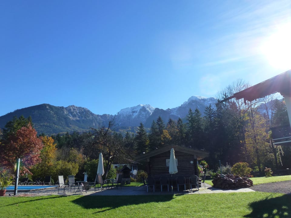 Blick auf den Pool und die Berge. Gästehaus und FeWo Egglerlehen