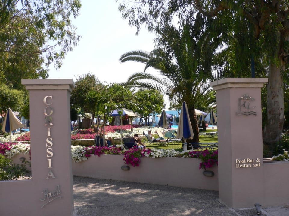 Eingang zur Gartenanlage Corissia Beach Hotel