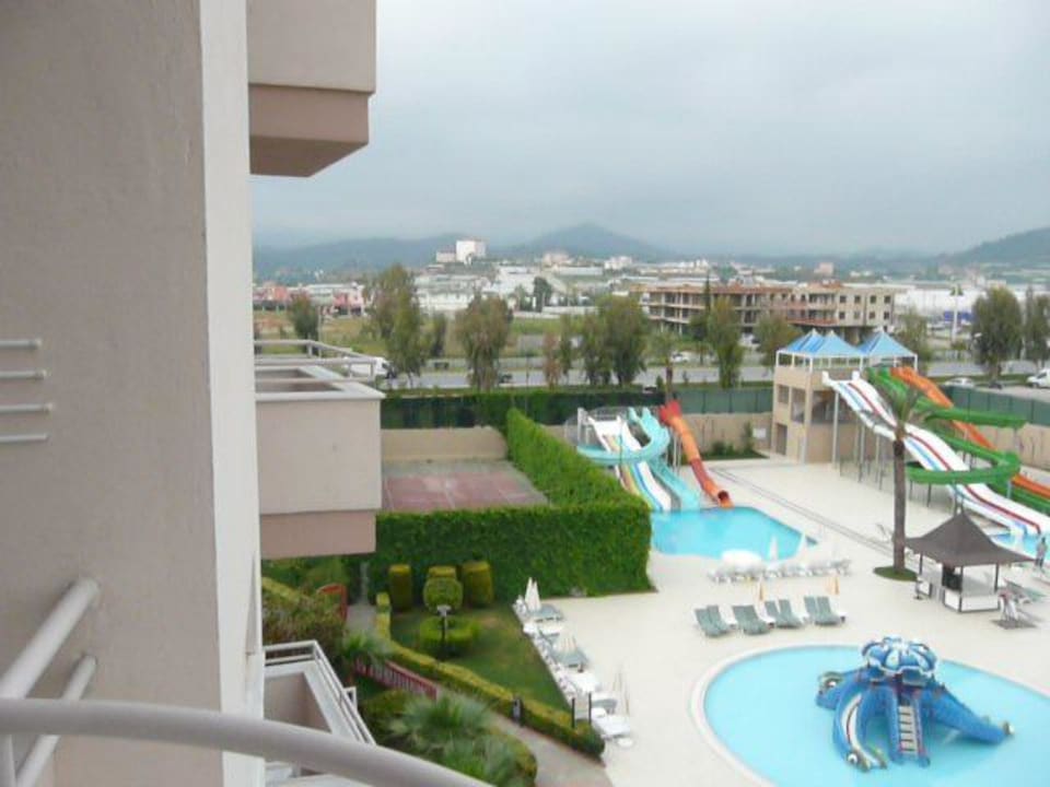 Blick auf die Rutschen und Kinderpool Hotel Royal Garden Beach