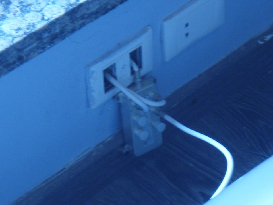 Abenteuerliche Elektroinstallation im Fitnessraum Kaisol Romance Resort