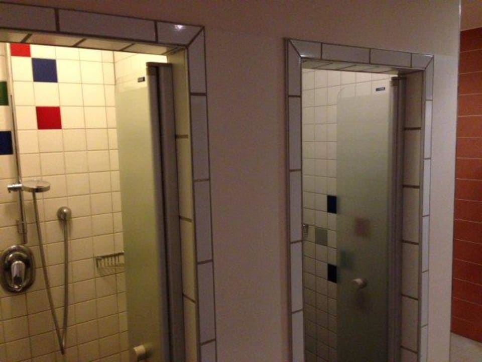 Altmodische Duschen im Pool Bereich Hotel Reiters Supreme