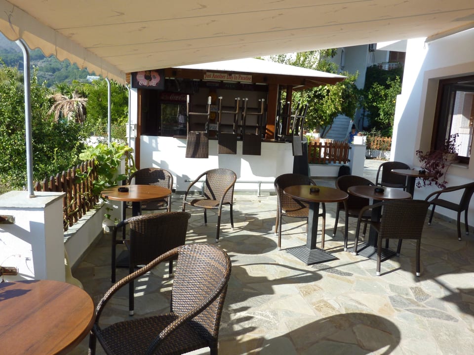 Terrasse mit Bar Hotel Golden Sun