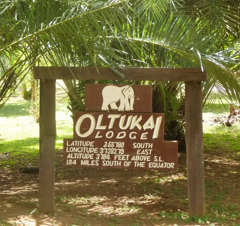 Hinweisschild im Garten Ol Tukai Lodge