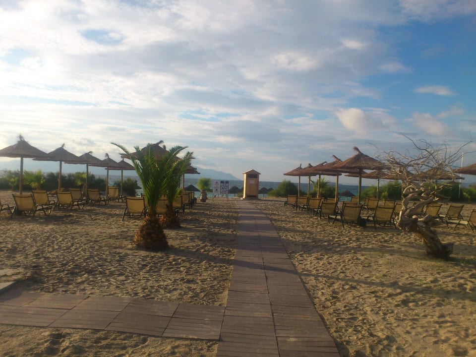 Schöner Strand inkl. Liegen und Sonnenschirme Atlantica Marmari Palace