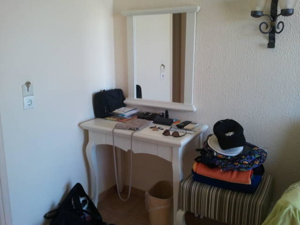 Schminktischchen (kein Schminkspiegel im Bad) Civitel Creta Beach