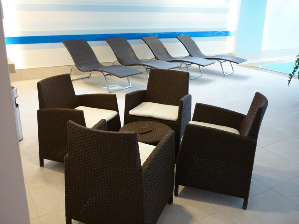 Sitzgelegenheit am Pool Crowne Plaza Düsseldorf-Neuss