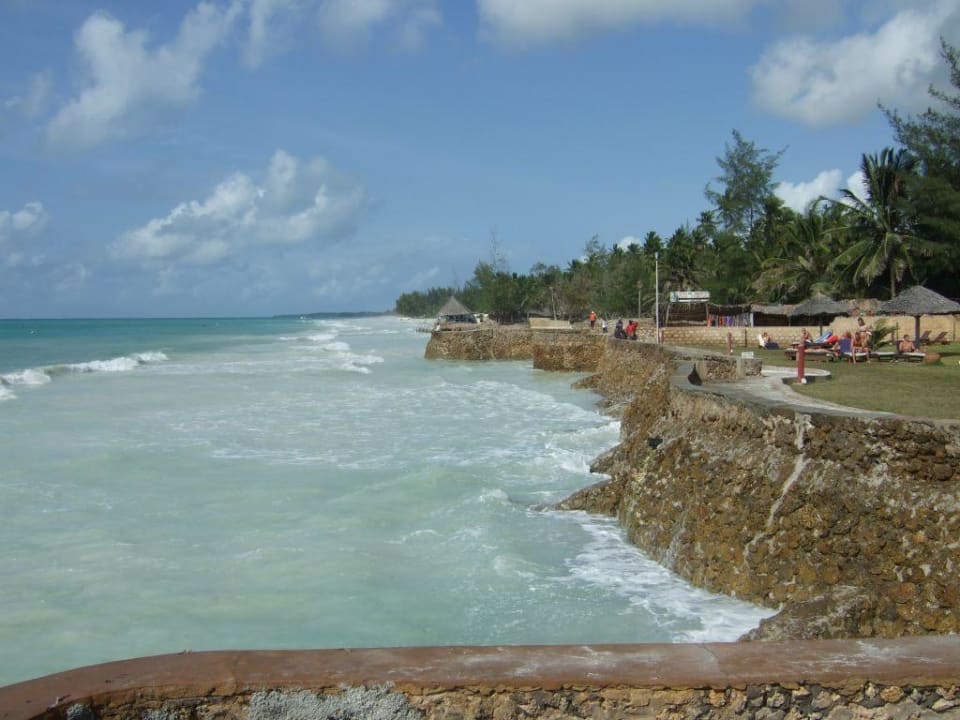 Die Hotelmauer bei Flut Neptune Palm Beach Boutique Resort & Spa