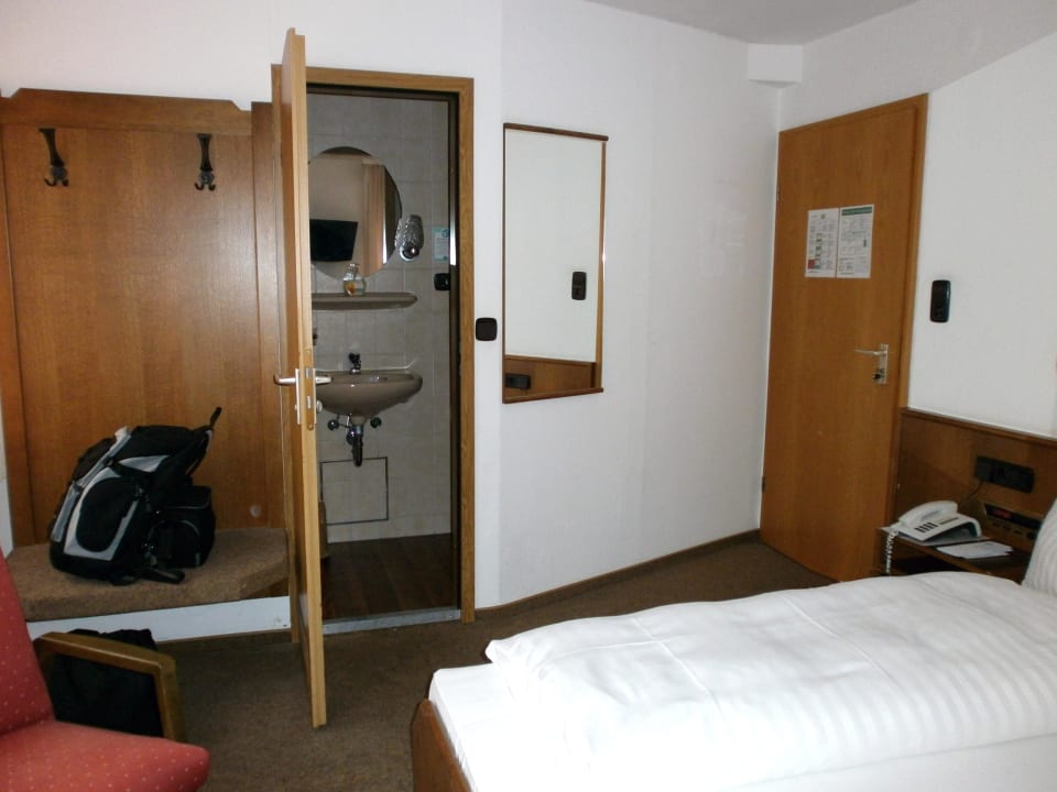 Zimmer und Bad Hotel Wiesbadener Hof