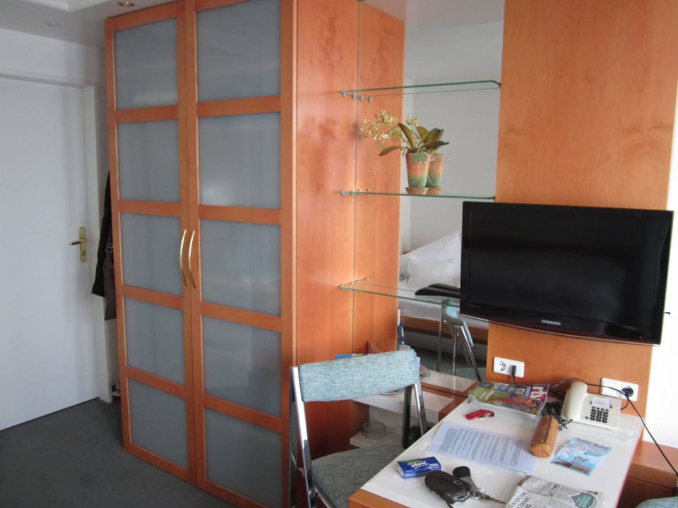 Schrak und Fernseher und Schreibtisch Haus Nickels