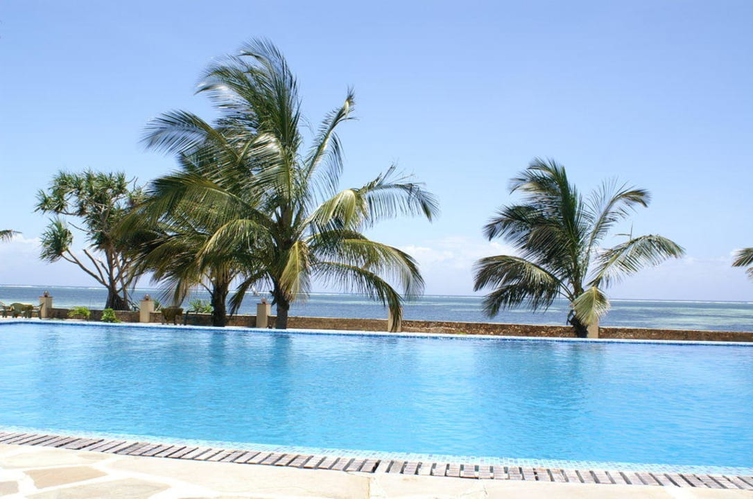 Pool mit Blick auf´s Meer Salama Beach Resort
